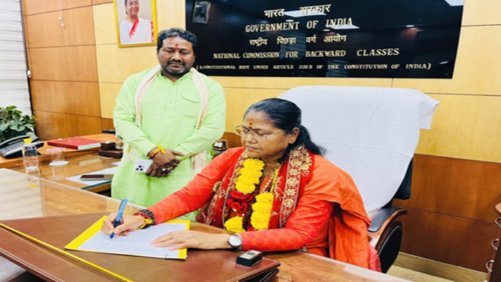 साध्वी निरंजन ज्योति राष्ट्रीय पिछड़ा वर्ग आयोग (NCBC) के अध्यक्ष पद का कार्यभार संभालते हुए।