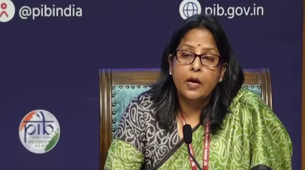 पेट्रोलियम मंत्रालय की संयुक्त सचिव सुजाता शर्मा प्रेस ब्रीफिंग के दौरान