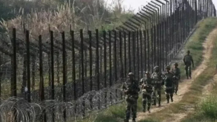 उड़ी सेक्टर में नियंत्रण रेखा (LoC) पर तैनात सतर्क भारतीय जवान।