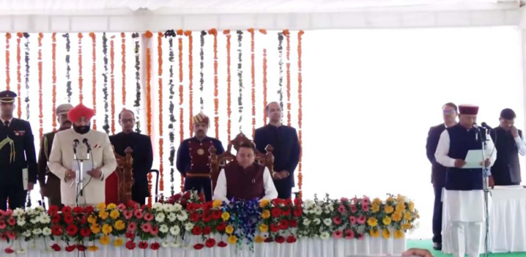 राजभवन देहरादून में शपथ लेते नए कैबिनेट मंत्री और राज्यपाल गुरमीत सिंह।
