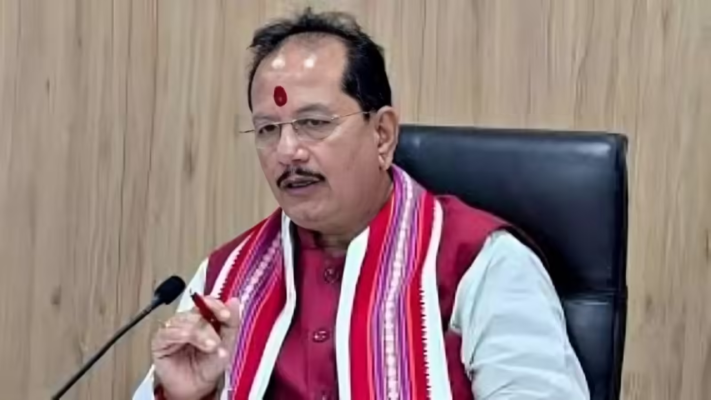 बिहार के उपमुख्यमंत्री विजय कुमार सिन्हा राजस्व अधिकारियों को चेतावनी देते हुए।