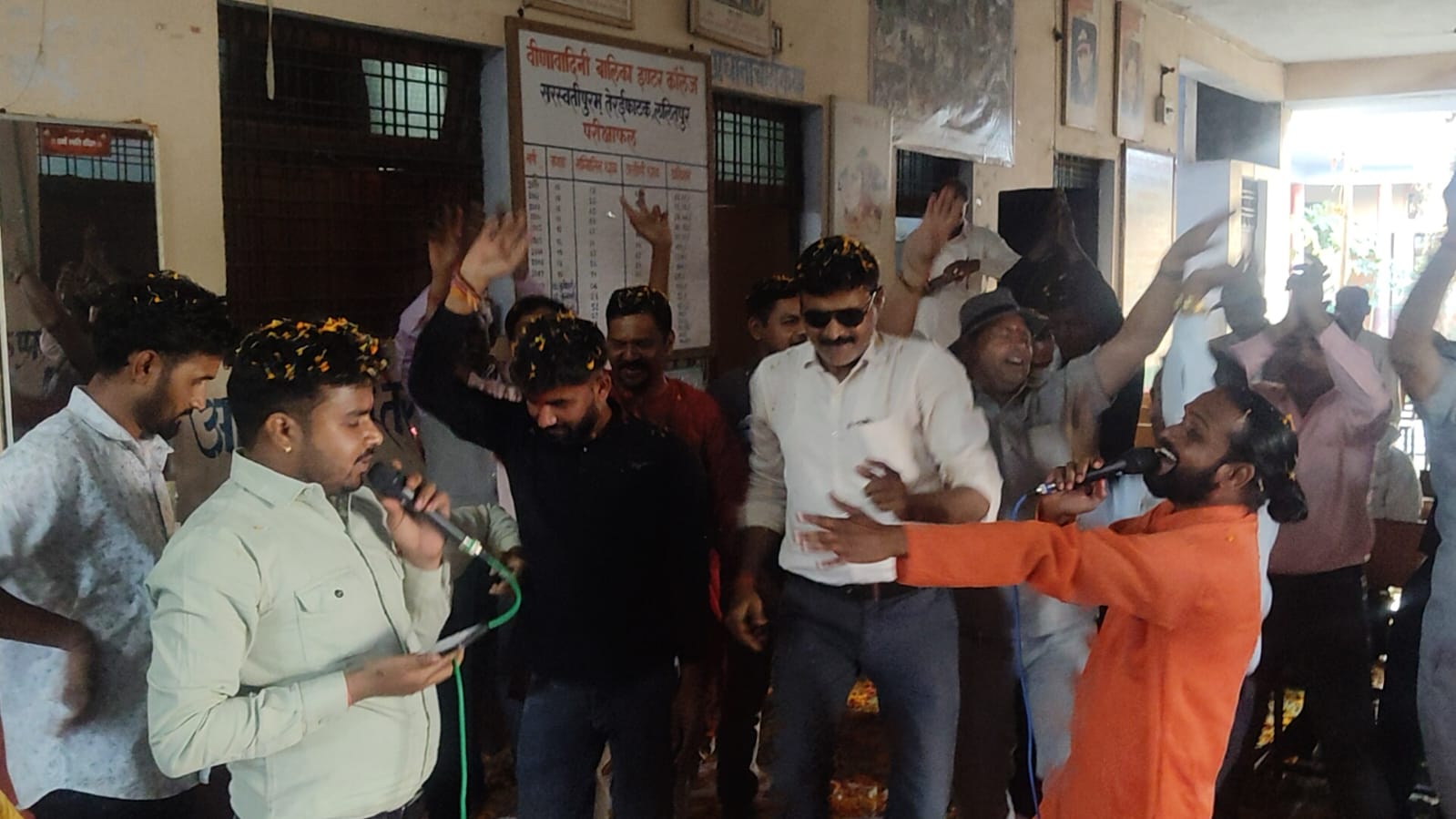 तेरईफाटक ललितपुर में आरएसएस होली मिलन समारोह के दौरान गुलाल लगाते स्वयंसेवक।