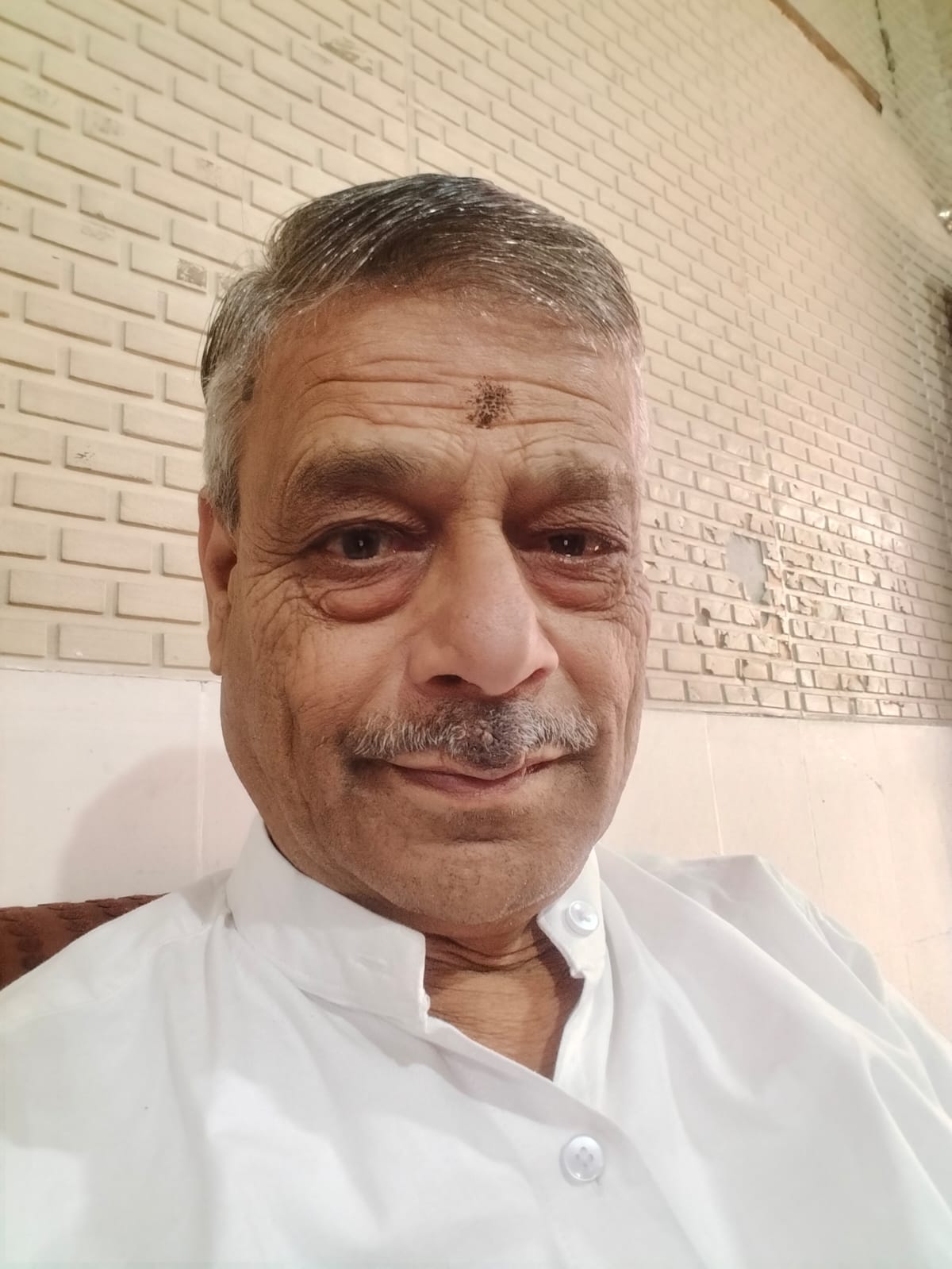 पूर्व पार्षद मदन लाल भाटिया कानपुर गैस संकट पर बयान देते हुए।