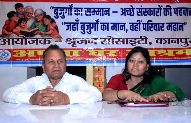 सीसामऊ, कानपुर में अटल वयो अभ्युदय योजना पर प्रेस वार्ता करते उमा शुक्ला और जे.पी. सिंह।