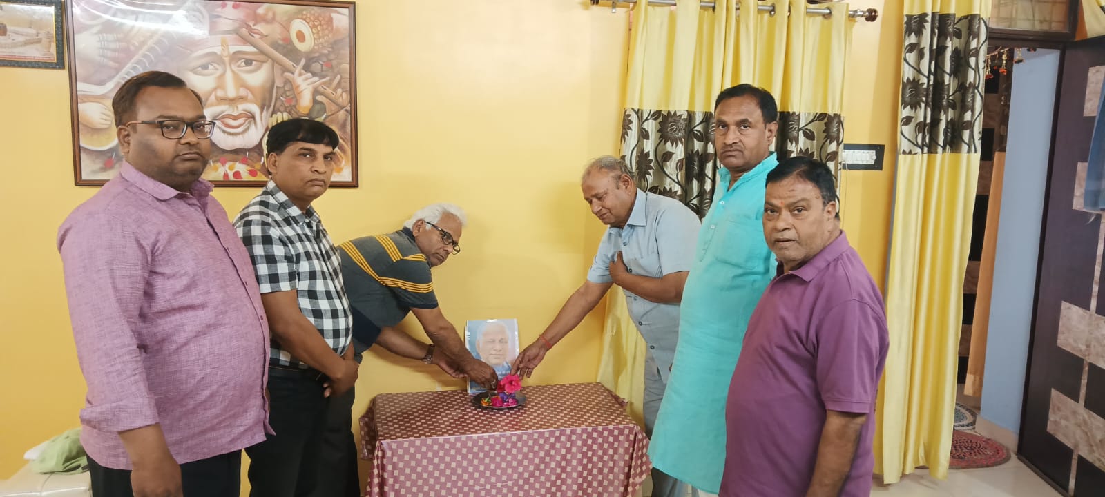 कानपुर में मान्यवर कांशीराम जी के चित्र पर पुष्पांजलि अर्पित करते एडवोकेट अशोक कटियार।