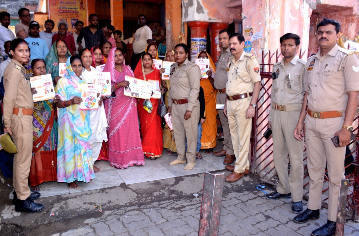 कानपुर पुलिस मिशन शक्ति अभियान के तहत महिलाओं को जागरूक करते हुए - थाना बजरिया।