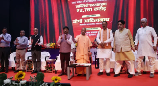 मुख्यमंत्री योगी आदित्यनाथ लखनऊ में उद्यमियों को इंसेंटिव सर्टिफिकेट वितरित करते हुए।