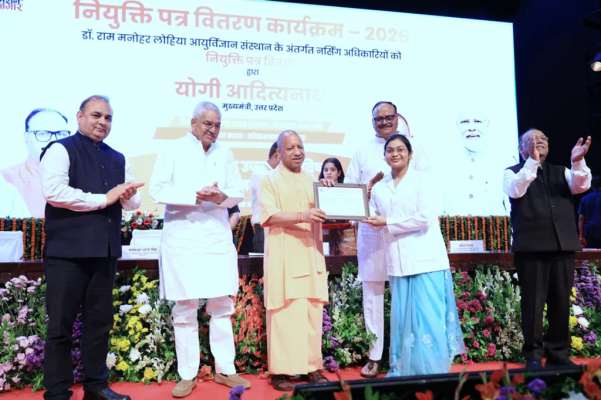 मुख्यमंत्री योगी आदित्यनाथ लोहिया संस्थान के नवचयनित नर्सिंग अधिकारियों को नियुक्ति पत्र देते हुए।