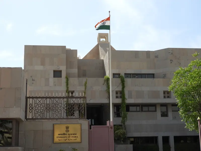 खाड़ी देशों में भारतीय तिरंगा और दूतावास