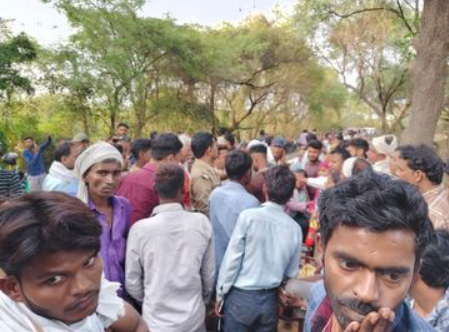 कानपुर में गैस एजेंसी के बाहर सिलेंडर के लिए कतार में खड़े लोग और एलपीजी स्टॉक की स्थिति।