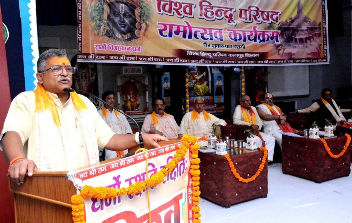 कानपुर में प्रेस वार्ता करते विहिप महामंत्री मिलिंद परांडे और अन्य पदाधिकारी।