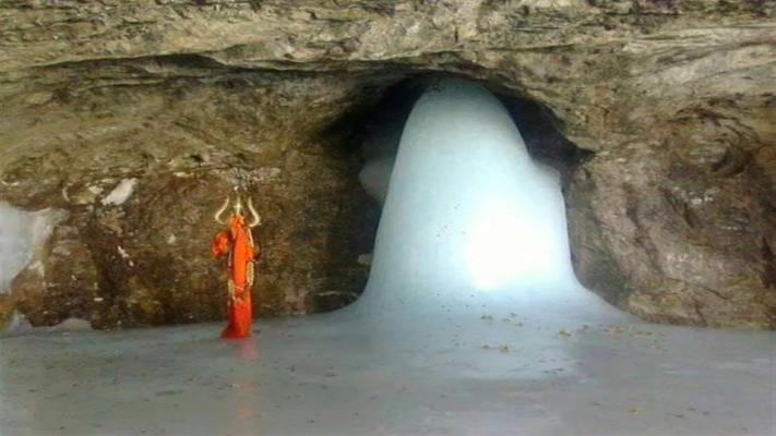 बर्फ से बने बाबा बर्फानी की पवित्र गुफा का भव्य दृश्य - अमरनाथ यात्रा 2026
