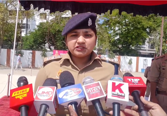 मिशन शक्ति 5.2 के बारे में जानकारी देती हुई एसीपी कैंट आकांक्षा पाण्डेय