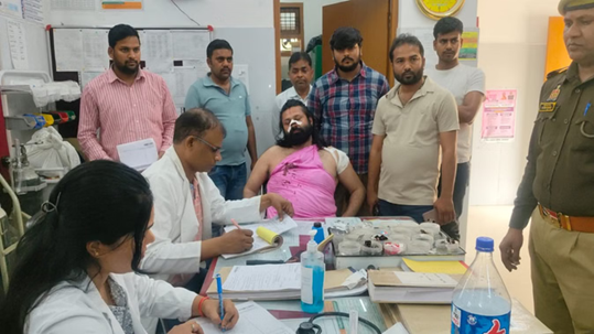 घायल आशुतोष ब्रह्मचारी की अस्पताल में चिकित्सा