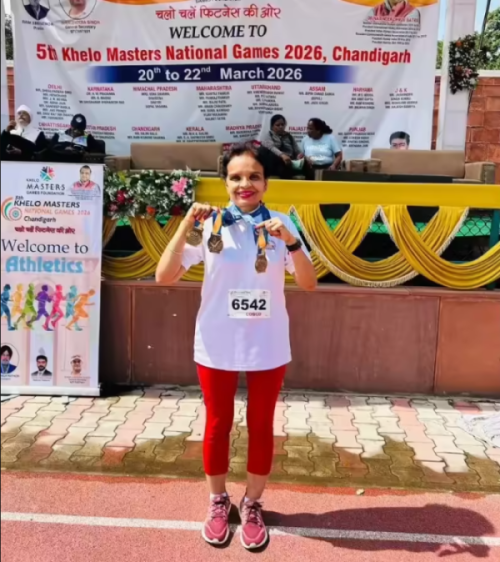 खेलो मास्टर्स नेशनल गेम्स में स्वर्ण पदक के साथ मुस्कुराती ओपिंदर कौर सेखों।