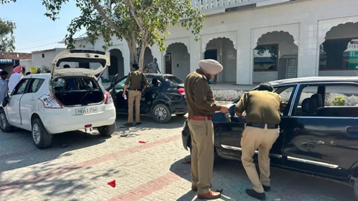 मुक्तसर के गांव भूंदड़ में गुरुद्वारा साहिब के बाहर तैनात पुलिस बल और घायल