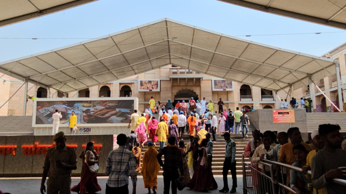 काशी विश्वनाथ धाम में श्रद्धालुओं के लिए लगाए गए सफेद जर्मन हैंगर शेड।