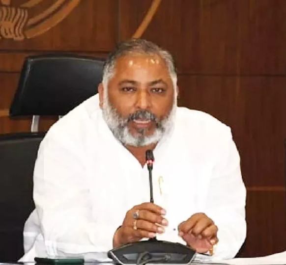 उत्तर प्रदेश परिवहन मंत्री दयाशंकर सिंह यात्री सुरक्षा नियमों की जानकारी देते हुए