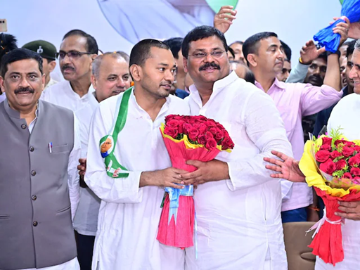 जदयू कार्यालय में निशांत कुमार का स्वागत करते कार्यकर्ता