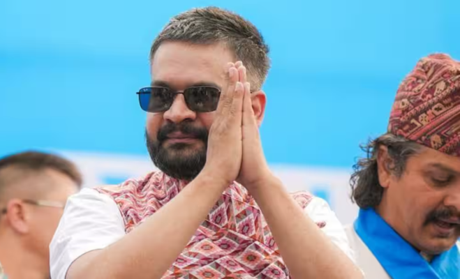नेपाल चुनाव 2026 में जीत के बाद समर्थकों का अभिवादन करते बालेन शाह