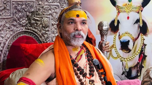 लखनऊ में गौ-ध्वज स्थापना भारत यात्रा का नेतृत्व करते स्वामी अविमुक्तेश्वरानंद सरस्वती।