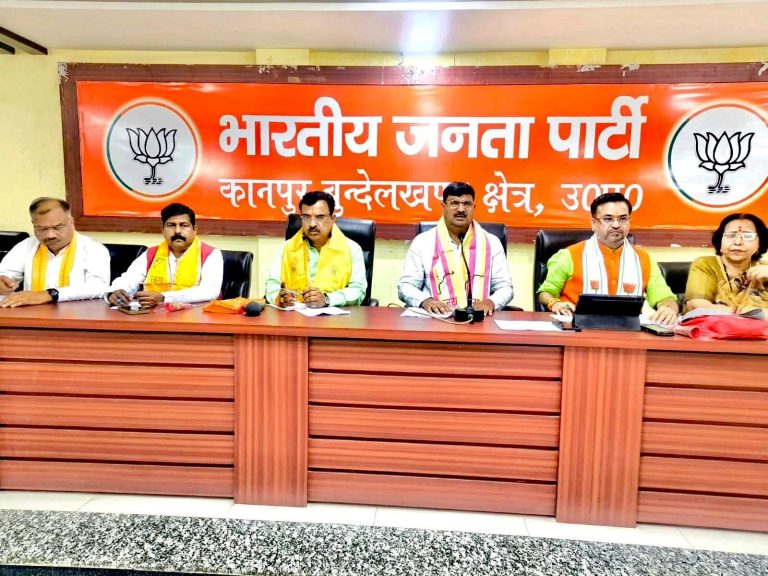 कानपुर में भाजपा कार्यकर्ताओं को संबोधित करते प्रदेश महामंत्री संगठन धर्मपाल सिंह और क्षेत्रीय अध्यक्ष प्रकाश पाल।