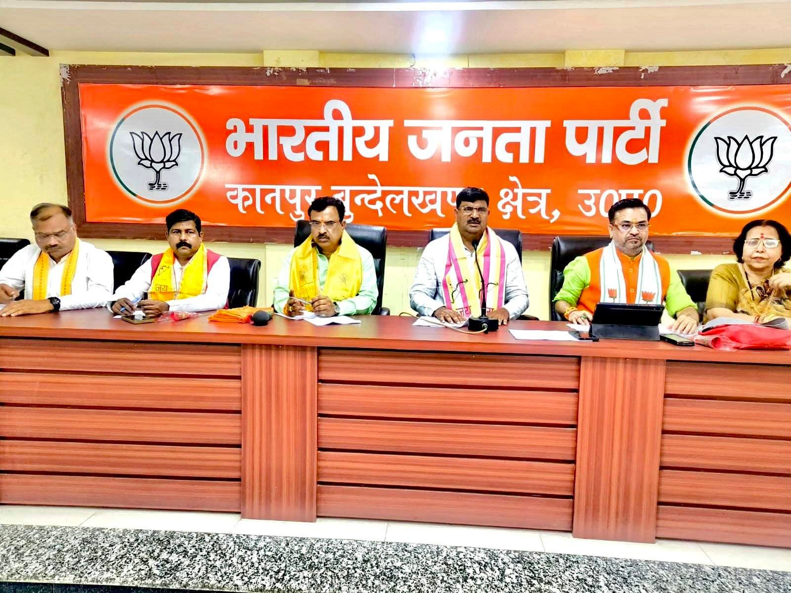 कानपुर में भाजपा कार्यकर्ताओं को संबोधित करते प्रदेश महामंत्री संगठन धर्मपाल सिंह और क्षेत्रीय अध्यक्ष प्रकाश पाल।
