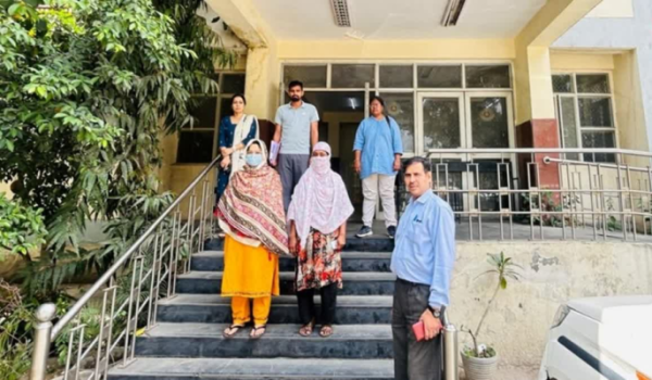 शालीमार बाग में दिल्ली पुलिस द्वारा गिरफ्तार की गई बांग्लादेशी महिलाओं की तस्वीर।
