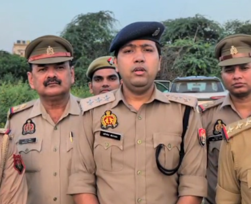 एसीपी इंदिरापुरम अभिषेक श्रीवास्तव मामले की जानकारी देते हुए।
