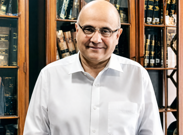बॉम्बे हाई कोर्ट के पूर्व जज जस्टिस सत्यरंजन धर्माधिकारी, जो कानूनी शिक्षा के भारतीयकरण पर भाषण दे रहे हैं।