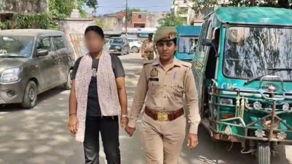 आरोपी रूमाना खातून पुलिस हिरासत में कानपुर सेंट्रल स्टेशन पर