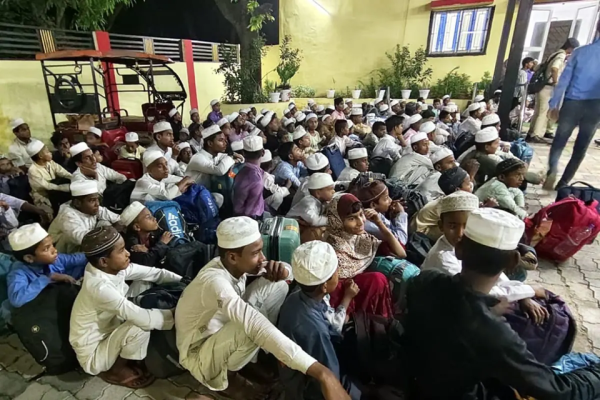 कटनी रेलवे स्टेशन पर पुलिस द्वारा रेस्क्यू किए गए बच्चों की भीड़।
