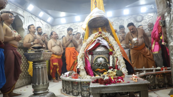 उज्जैन महाकालेश्वर मंदिर में भस्म आरती करते पुजारी और उमड़ी भक्तों की भीड़