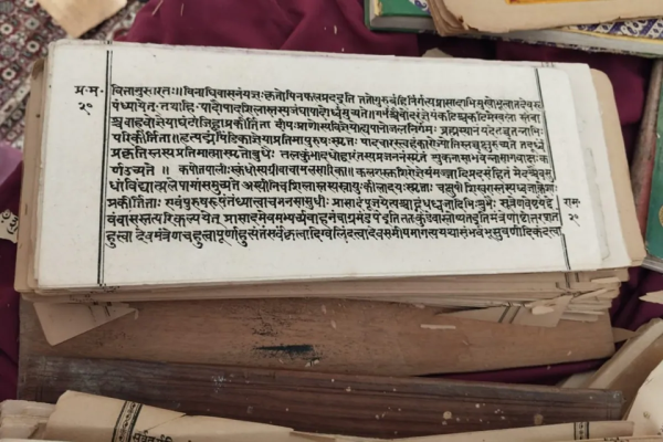 नवादा के मंदिर में मिली प्राचीन ताड़पत्र पांडुलिपि।