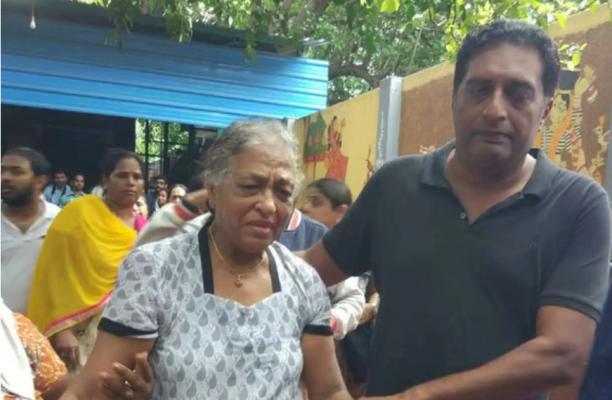 प्रकाश राज अपनी माँ स्वर्णलता के साथ