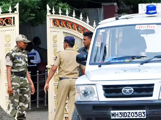 नागपुर पुलिस की टीम संघ मुख्यालय के बाहर सुरक्षा करते हुए।