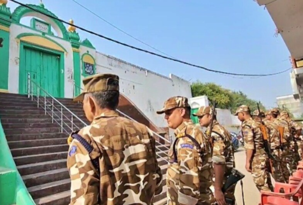 संभल की ऐतिहासिक जामा मस्जिद के बाहर पुलिस बल की तैनाती का दृश्य।