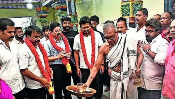 मंदिर में पूजा करते उदयनिधि स्टालिन और दयानिधि मारन - तमिलनाडु चुनाव 2026।
