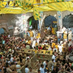 वृंदावन के बांके बिहारी मंदिर के बाहर उमड़ी श्रद्धालुओं की भीड़