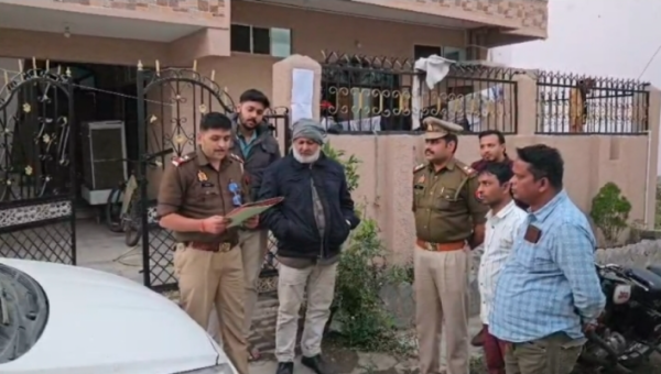 आगरा पुलिस द्वारा आरोपी दाऊद अहमद के घर पर कुर्की का नोटिस चस्पा करते हुए