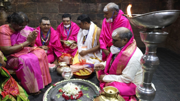बाबा बैद्यनाथ मंदिर देवघर के गर्भगृह में जलार्पण करते श्रद्धालु