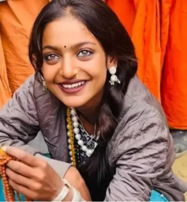 प्रयागराज महाकुंभ 2025 की वायरल गर्ल मोनालिसा भोसले की तस्वीर।
