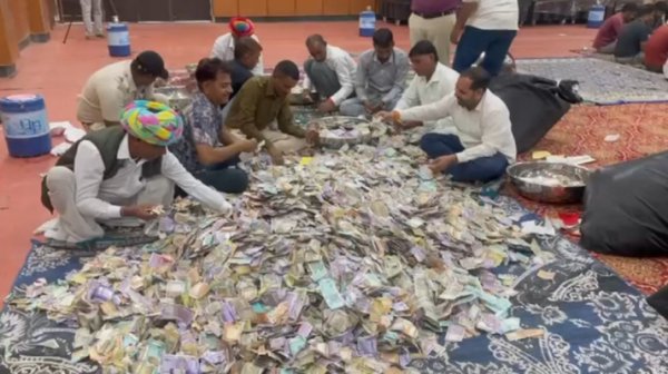 सांवलिया सेठ मंदिर भंडार में नोटों की गिनती करते कर्मचारी और सुरक्षा व्यवस्था।