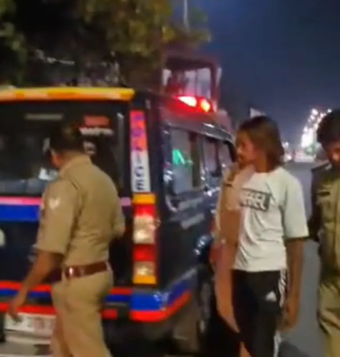 हापुड़ में युवती से छेड़छाड़ के बाद पकड़े गए आरोपी अयान की फोटो।