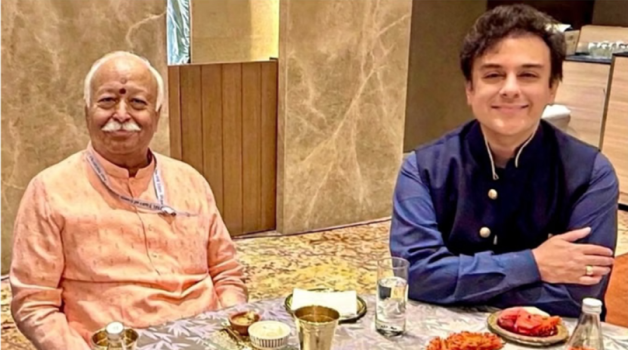 आरएसएस (RSS) प्रमुख मोहन भागवत के साथ मुस्कुराते हुए गायक अदनान सामी की फोटो।
