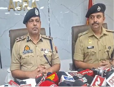आगरा पुलिस द्वारा गिरफ्तार धर्मांतरण गिरोह के आरोपी और पुलिस आयुक्त की प्रेस कॉन्फ्रेंस।