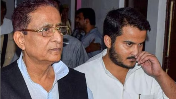 रामपुर कोर्ट के फैसले के बाद समाजवादी पार्टी के नेता मोहम्मद आजम खां और अब्दुल्ला आजम खान की फाइल फोटो।