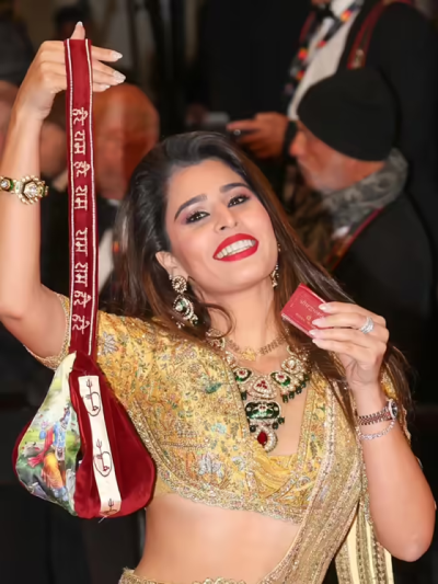 आरती खेतरपाल कान्स 2026 रेड कार्पेट पर श्रीमद्भगवद्गीता के साथ।