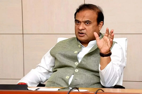 असम के मुख्यमंत्री हिमंत बिस्वा सरमा कैबिनेट मंत्रियों के साथ बैठक करते हुए।