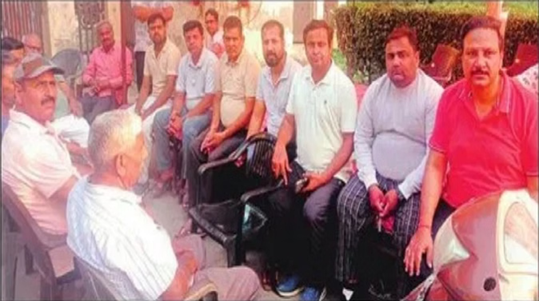 सोसायटी में धरने पर बैठे लोग।